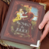 torebka w kształcie książki na prezent dla miłośniczki książek i czytania z motywem Romeo i Julia