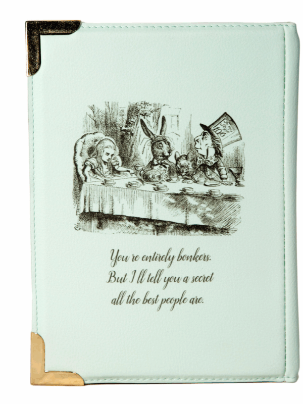 tylna część torebki w kształcie książki z motywem Alicji w Krainie Czarów z cytatem z książki