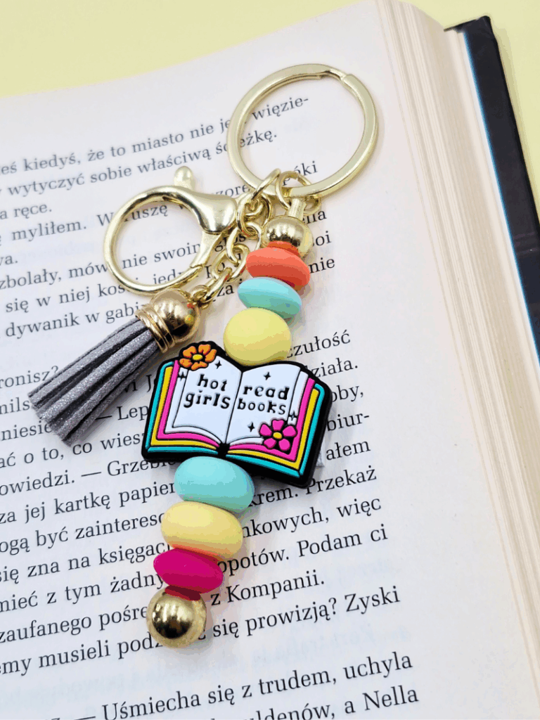 breloczek kolorowy na prezent dla czytelniczki miłośniczki książek breloczek złoto i koraliki