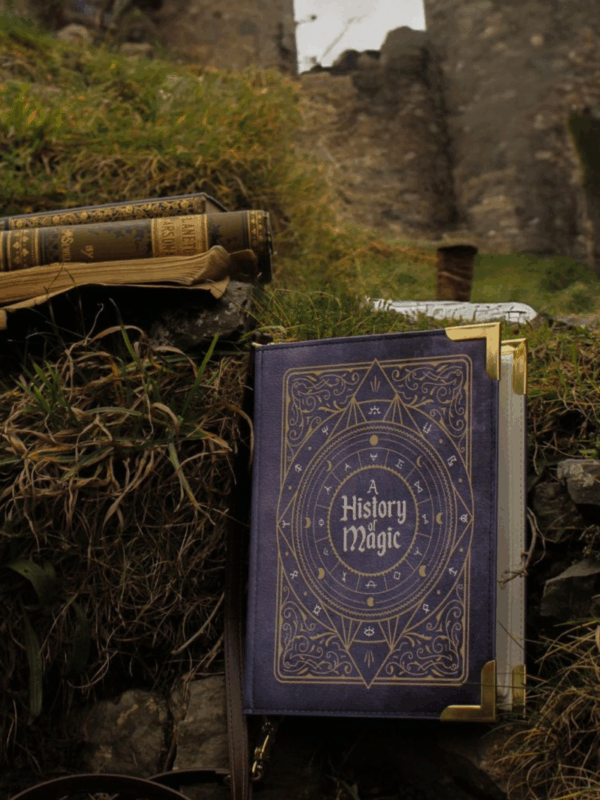 torebka w kształcie książki w klimacie gotyckim, dark academy dla miłośniczek czarów, czarownic, wednesday, hermiony