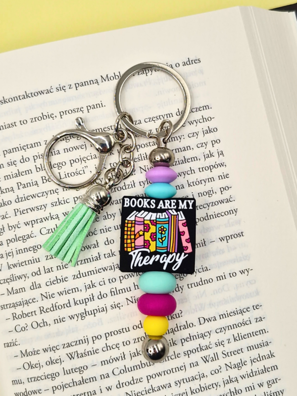 Books are my therapy - breloczek książkowy z napisem na prezent dla książkary bag charm kolorowy