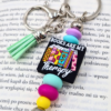 kolorowy bag charm zawieszka do torebki stylowa i zabawna z napisem books are my therapy dla osób lubiących czytać książki