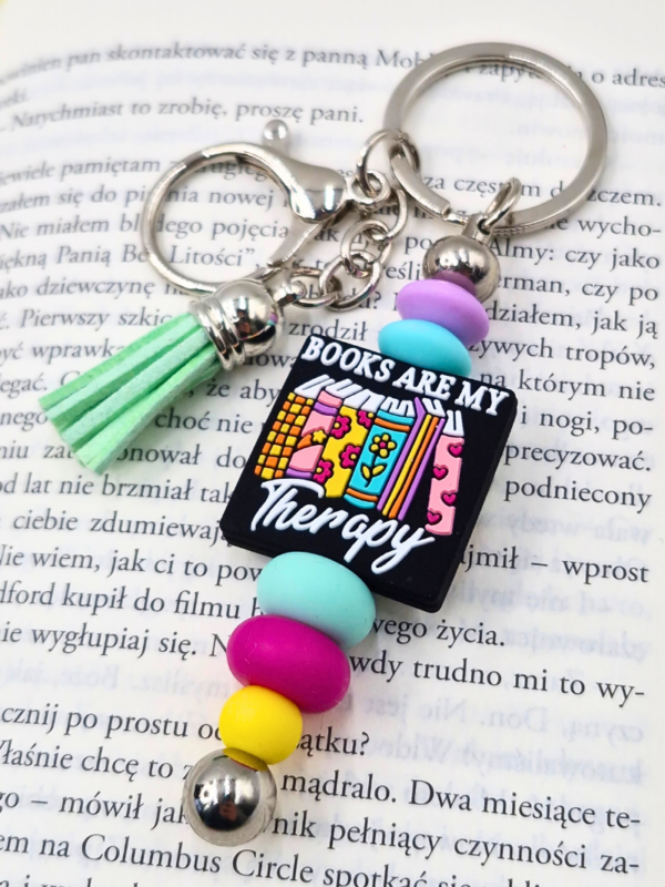 kolorowy bag charm zawieszka do torebki stylowa i zabawna z napisem books are my therapy dla osób lubiących czytać książki