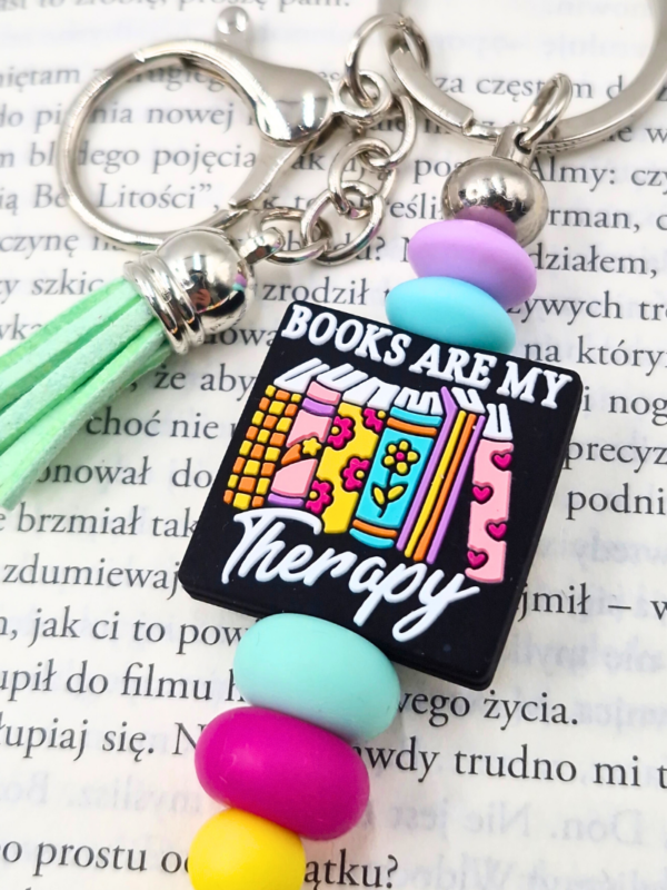 książki to moja terapia bag charm książkowy z napisem kolorowy dodatek do torebki