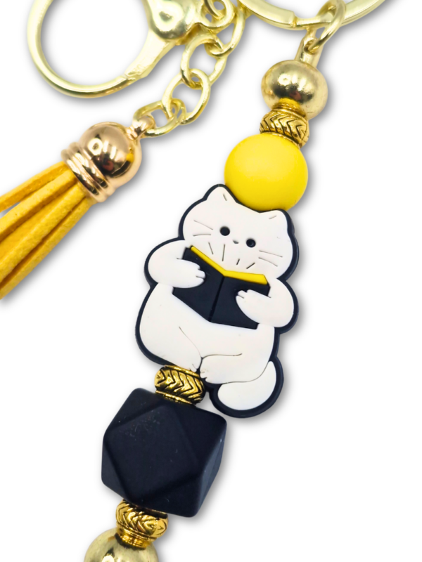 biały kot gadżet dla miłośników kotów i książek