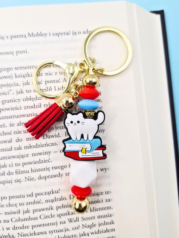 breloczek book charm książkowy motyw kota i książek zawieszka do torebki lub plecaka na prezent dla książkary