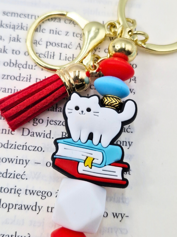 kot i książki - breloczek bag charm zawieszka czerwony biały i niebieski złoty