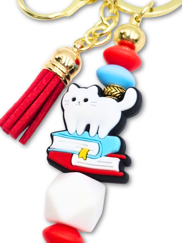 bag charm kot i książki