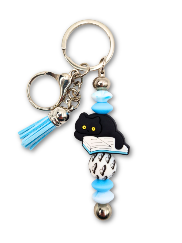 bag charm zawieszka na torebkę niebieska z kotem i książkami srebrna