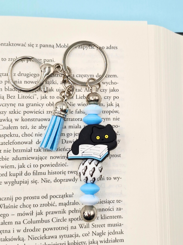 zawieszka bag charm breloczek do kluczy zawieszka do torebki kot i książki w kolorze srebrnym i niebieskim prezent dla miłośnika kotów i książek