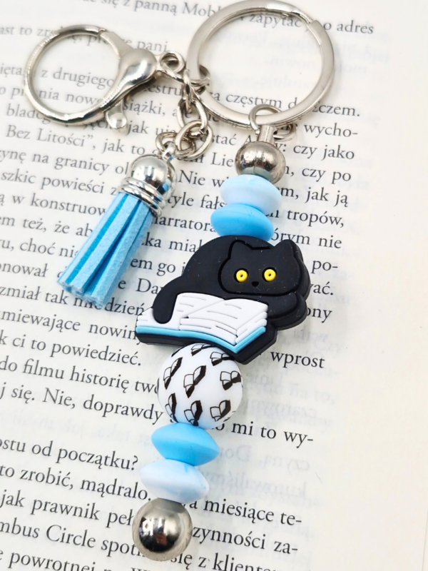 breloczek zawieszka do torebki kot i książki w kolorze błękitnym
