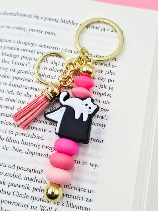 breloczek dla miłośniczki kotów i książek różowo- złoty na prezent dla dziewczyny kociary książkary