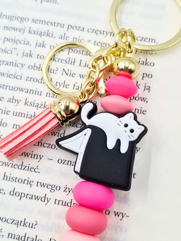 bag charm prezent dla kociary książkary różowy złoty