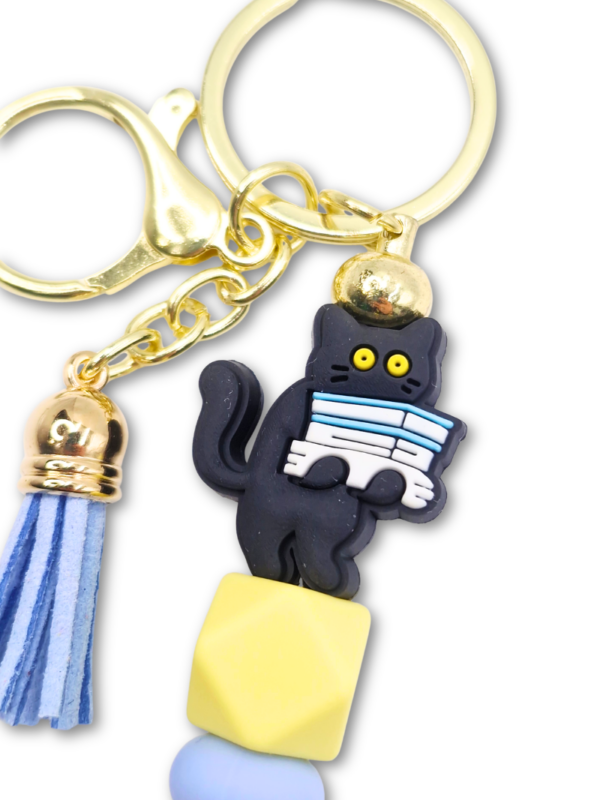 breloczek kot i książki pastelowy złoty zabawny