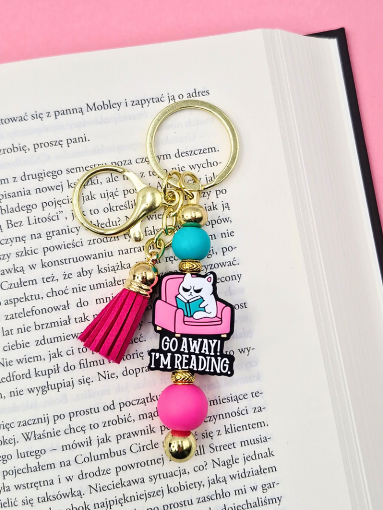 breloczek bag charm zabawny z tekstem go away i'm reading turkusowy i fuksja prezent dla miłośniczek kotów i książek