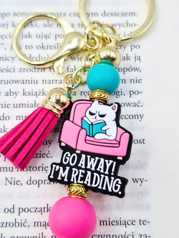 go away i'm reading - breloczek bag charm z kotem i zabawnym tekstem z chwostem dodatek do twojej torebki lub na prezent dla przyjaciółki