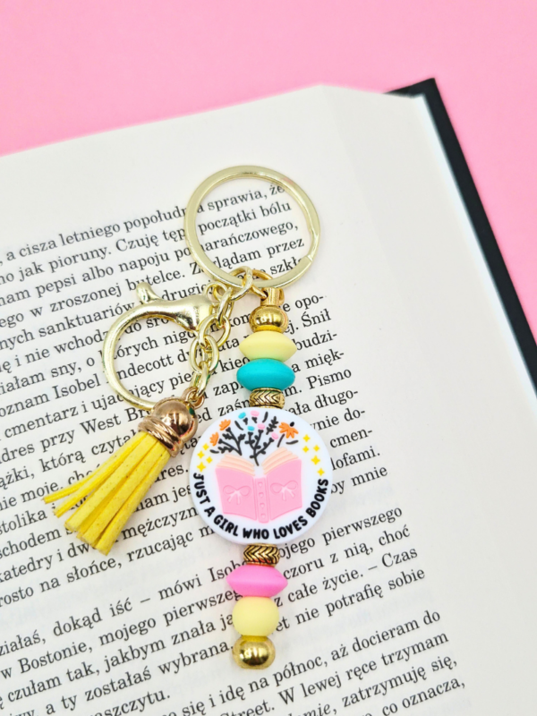 breloczek_just_a_girl_who_loves_books_02 breloczek z napisem just a girl who loves books - bag charm breloczek do kluczy dla książkary