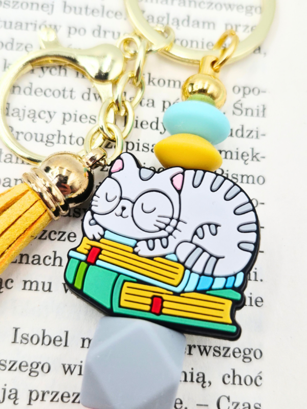 kot w okularach na książkach - bag charm dla miłośniczki kotów i książek breloczek z kotem i książkami