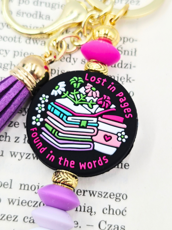 breloczek_lost_in_pages_04 bag charm do torebki plecaka dla książkary miłośniczki czytania i książek