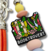 booktrovert breloczek z napisem