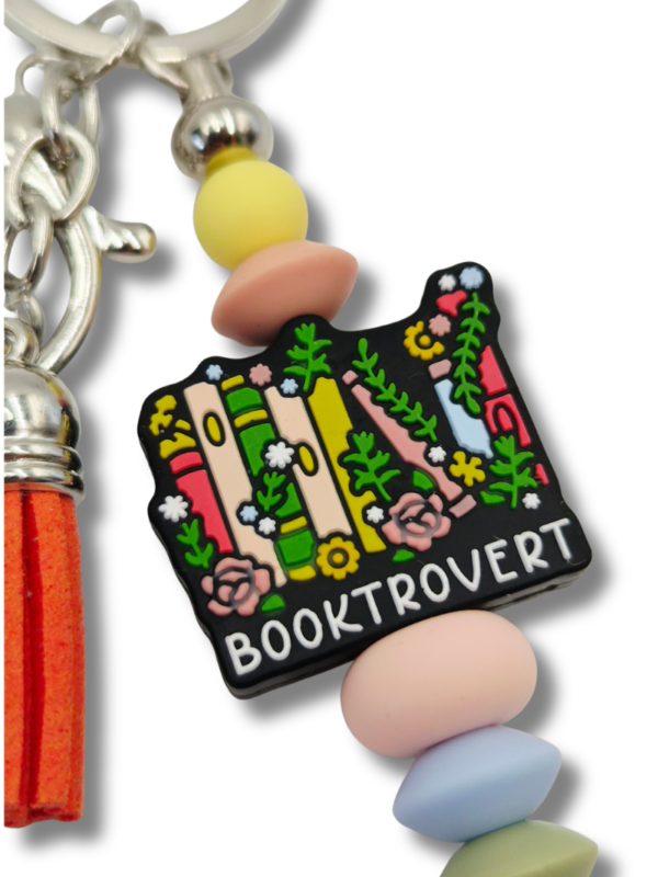 booktrovert breloczek z napisem