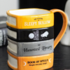 kubek_stos_książek_nawiedzony_02 kubek z książkami i duchem kubek halloween nawiedzona biblioteka kubek dla miłośnika książek i czytania
