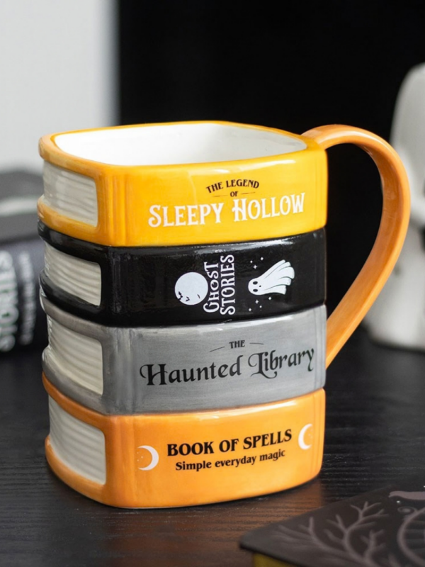 kubek_stos_książek_nawiedzony_02 kubek z książkami i duchem kubek halloween nawiedzona biblioteka kubek dla miłośnika książek i czytania
