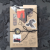 prezent dla fana trillerów mystery book książka z zestawem gadżetów tematyczna
